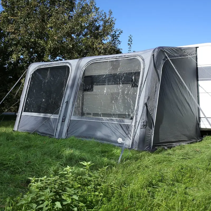 Auvent gonflable your GEAR Porto 420 Air gris, fixé à un camping-car, avec grandes fenêtres transparentes, structure à air, monté sur gazon, idéal comme auvent de voyage ou protection solaire pour caravane.