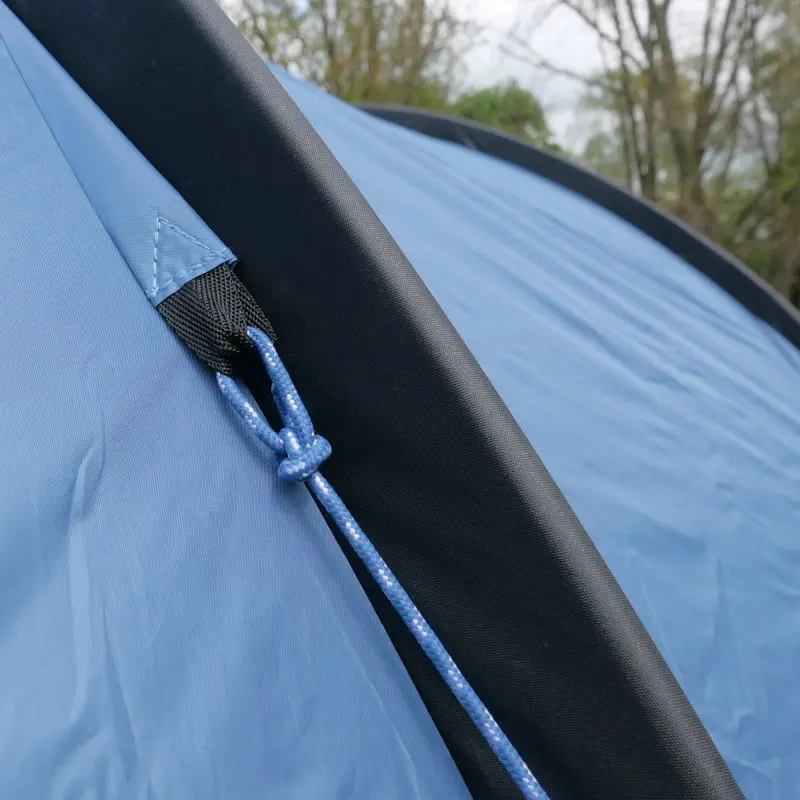 Détail du tunnel de tente your GEAR Mistral 4 personnes, tissu bleu, couture renforcée et corde de fixation, mettant en avant la solidité, l’étanchéité et la qualité des matériaux pour le camping en famille.