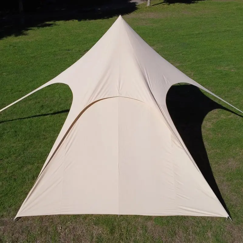 Paroi latérale your GEAR Sonora 10 pour pavillon, tissu beige, forme triangulaire, fixée à une tente étoilée, offrant protection solaire et zone d’ombre sur pelouse verte.