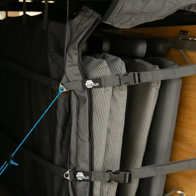 Borsa organizer your GEAR Bozen per mobili da campeggio, montata verticalmente nella garage posteriore di un camper, con cinghie regolabili e fibbie per fissare tavoli e sedie in modo sicuro e ordinato.