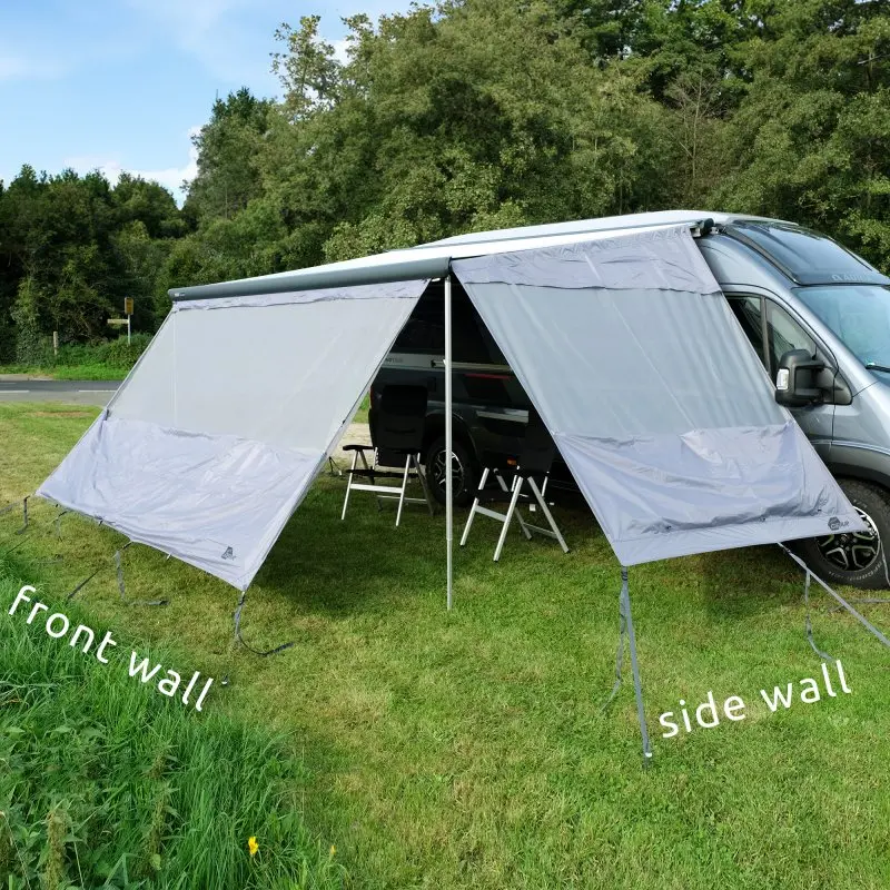 Paredes laterales your GEAR Sun + Rain Blocker instaladas en una furgoneta camper, protección gris para toldo contra sol, viento y lluvia, montaje con varillas, ideal para camping y caravanas.