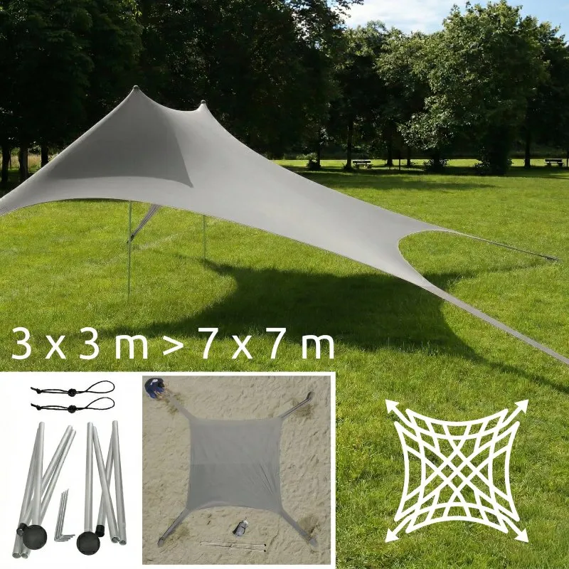 Grande voile d'ombrage your GEAR Cameo gris clair en Lycra, forme carrée 3x3 m étirée sur 4 poteaux et haubans, protégeant du soleil UV50+, posée sur pelouse avec sac de transporte et piquets visibles.