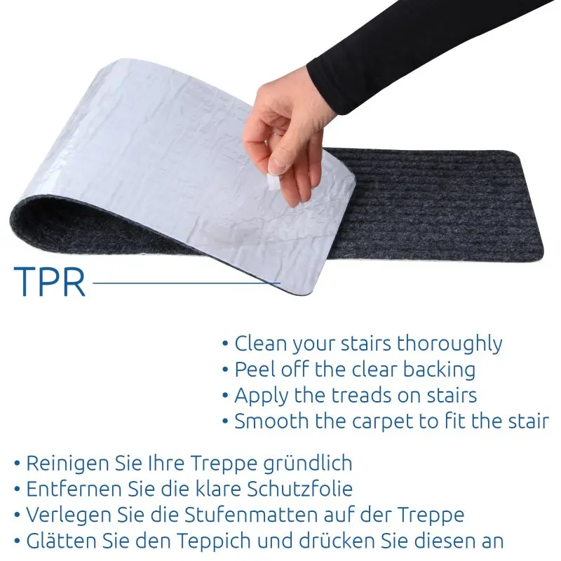 Tapis de marche d’escalier yourGEAR 76x20cm, gris clair, avec dessous TPR auto-adhésif, montré avec film protecteur retiré. Surface antidérapante, réutilisable et lavable, pour sécurité sur escaliers.