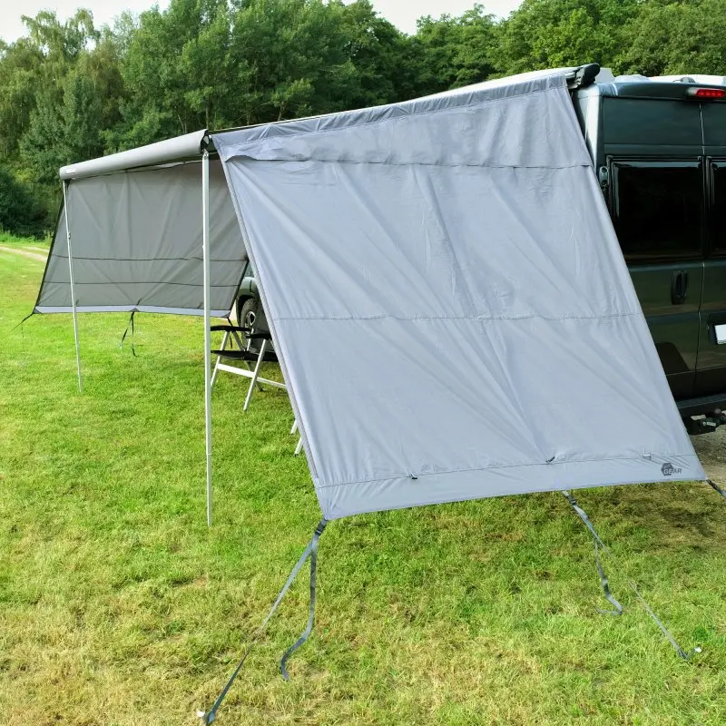 Pareja de paredes laterales your GEAR Sun + Rain Blocker para toldo de vehículo, color gris, instaladas en autocaravana. Proporcionan protección contra sol, viento y lluvia, ideales para camping.