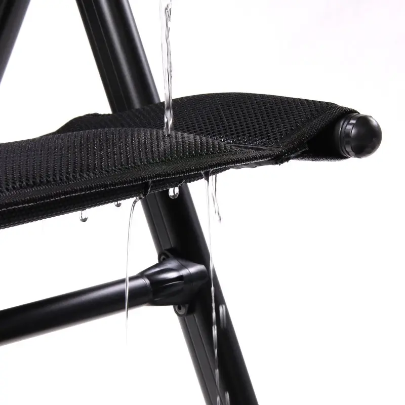 Sedia da giardino your GEAR Sovana 3D XXL con struttura in alluminio nero, tessuto traspirante 3D Mesh resistente all’acqua, dettaglio di seduta con acqua che scorre per mostrare la rapida asciugatura.