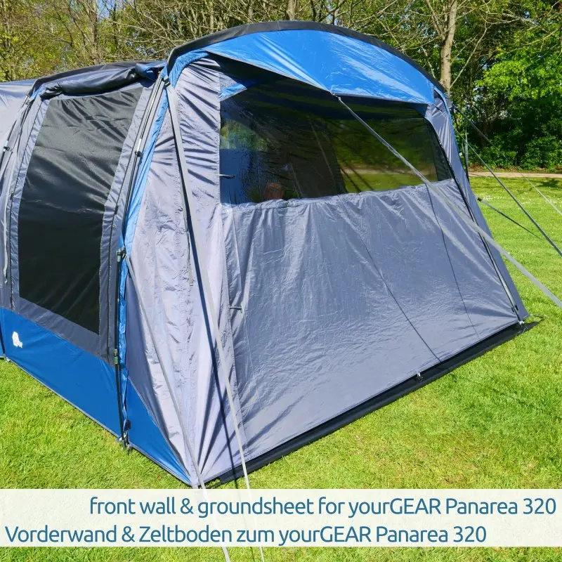Blau-graues Busvorzelt yourGEAR Panarea 320 mit montierter Vorderwand und Zeltbodenplane, Fenster mit Abdeckung und seitlicher Tür, auf einer Wiese aufgebaut. Ideal für Camper, Bus und Van.