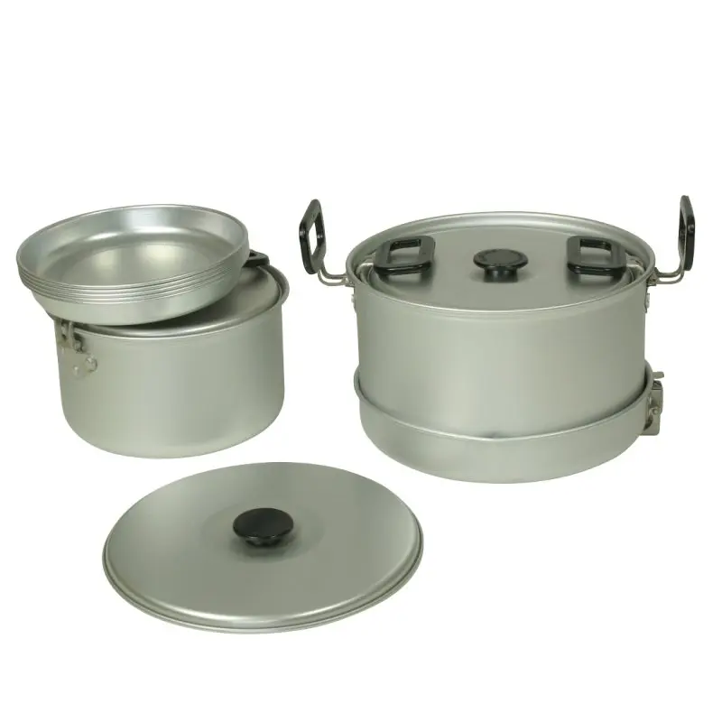 Camping Kochset 10T Woodman V aus Aluminium für 4–5 Personen, bestehend aus mehreren silbernen Töpfen, Pfannen, Deckeln und Tellern mit klappbaren Griffen, ideal für Outdoor-Küche.
