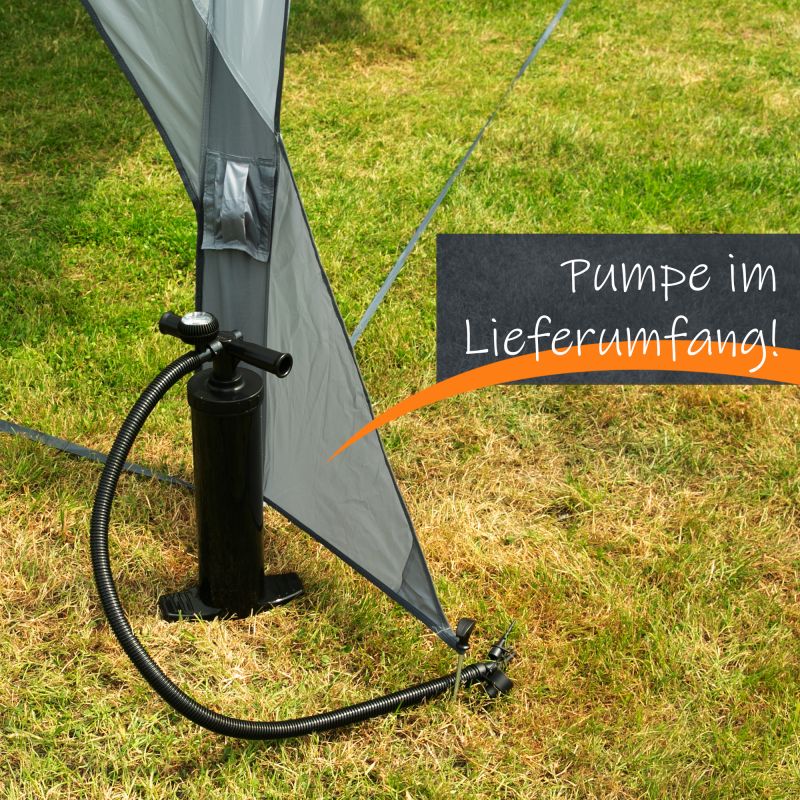 Bord de l'auvent gonflable your GEAR Caravan Amalfi Air 3.6 gris, pompe noire avec manomètre au sol, haubans et piquet sur pelouse, tissu UV50+ et couture renforcée visible.