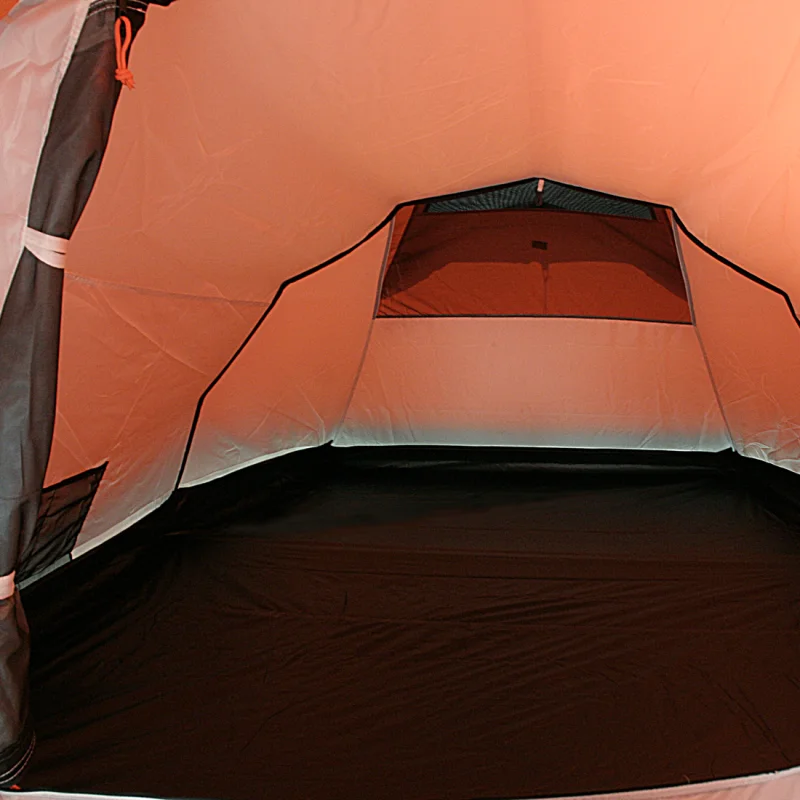 Intérieur du 10T Zelt Silicone Valley, tente de trekking imperméable pour 3 personnes, sol noir robuste, parois orange, fenêtre de ventilation à l’arrière, idéale pour le camping et les aventures en plein air.