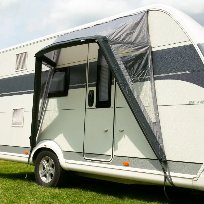 Auvent gonflable your GEAR Tarent 180 Air monté sur la porte d’un camping-car, offrant protection solaire UPF 50+ et imperméabilité, structure légère et installation rapide, idéal pour entrée sèche et ventilée.