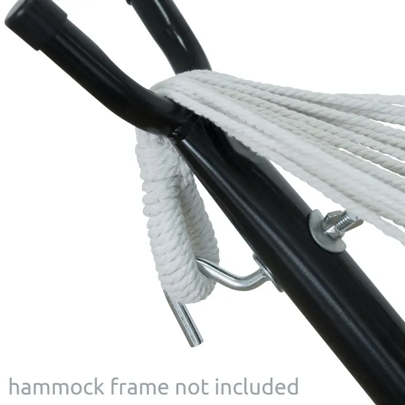 Gros plan sur l’attache en corde blanche de la hamac yourGEAR Cebu Aqua, fixée à une structure métallique noire. Mention : "hammock frame not included" en bas de l’image.