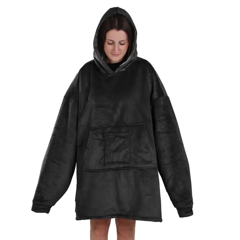 Donna indossa yourGEAR Davos Sherpa Hoodie Decke nero, formato XXXL unisex, con cappuccio grande, tasca frontale e tessuto esterno in velluto morbido, interno in sherpa caldo e soffice.