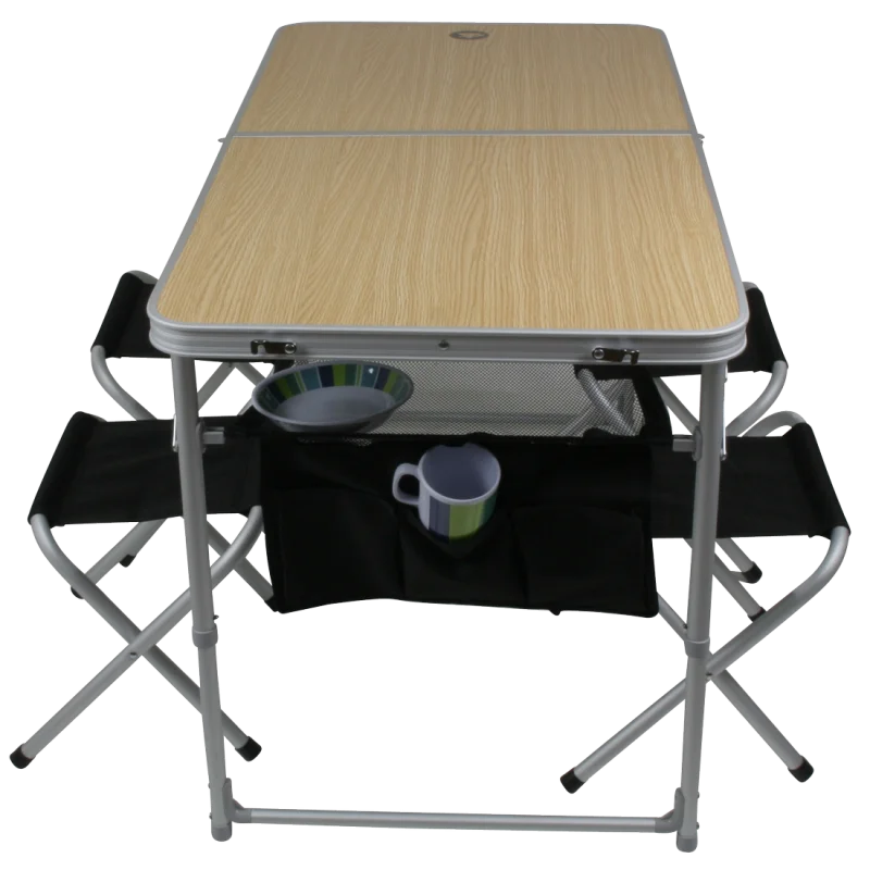 Table pliante de camping 10T pour 4 personnes avec plateau effet bois, structure en aluminium, quatre tabourets noirs pliables et pochettes de rangement sous la table, idéale pour pique-nique ou camping en famille.