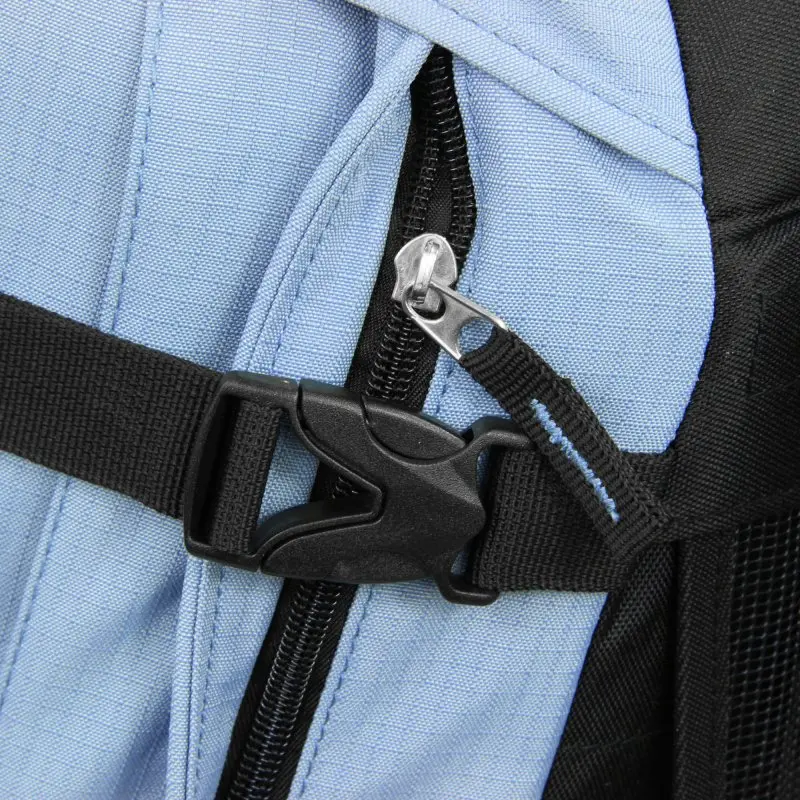 Gros plan sur le sac à dos 10T Clarke 45L bleu, montrant une fermeture éclair robuste et une sangle de compression noire avec boucle à clip, matériau résistant idéal pour la randonnée et le trekking.