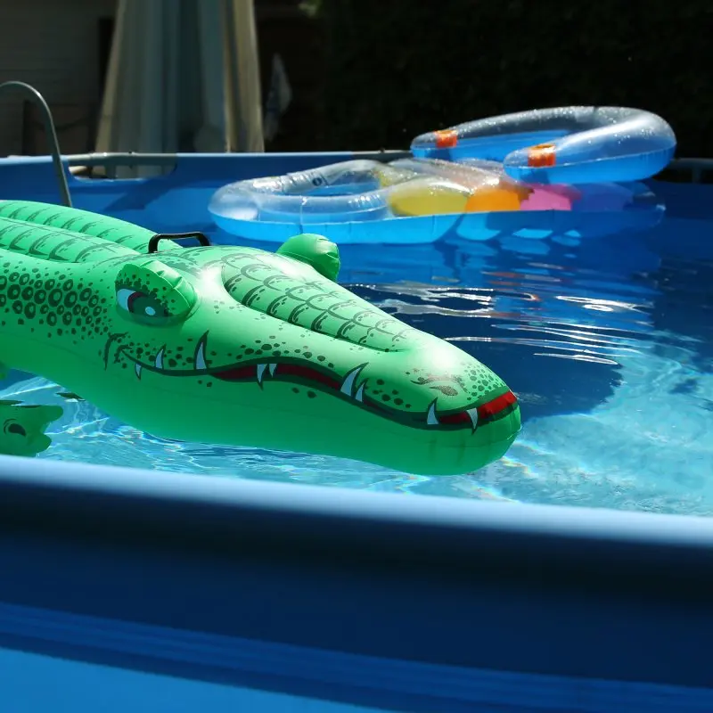 Jilong Krokodil XL Schwimmtier, aufblasbar, grün mit schwarzen Details, ca. 200x100 cm, zwei Haltegriffe, geeignet für zwei Kinder, schwimmt auf Wasser in einem Pool. Ideales Wasserspielzeug für Sommer und Pool.