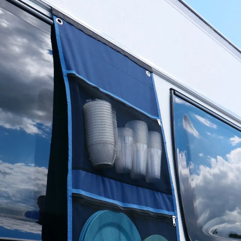 your GEAR Caravan Organizer Mesh, blaues Hängeregal mit 4 Fächern, aus Mesh-Gewebe, an Wohnwagen befestigt, zur Aufbewahrung von Campinggeschirr wie Bechern und Tellern, ideal für Zelt und Vorzelt.
