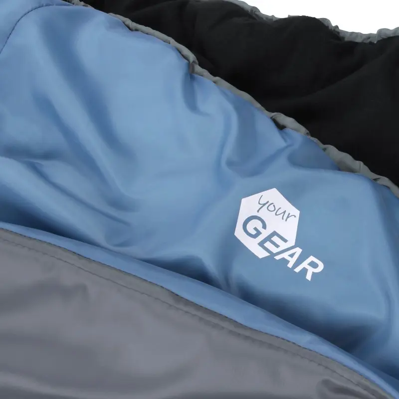 Détail du sac de couchage double yourGEAR Sumatra Duo bleu et gris, logo visible, tissu extérieur résistant et doublure noire en coton, conçu pour 2 personnes, adapté au camping 3-4 saisons.