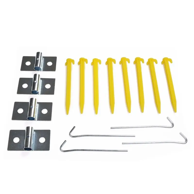 Set de accesorios your GEAR Pole Set Windbreak: incluye 4 placas de base metálicas, 8 piquetas de plástico amarillas y 4 piquetas de acero, ideal para fijar cortavientos o toldos en exteriores.