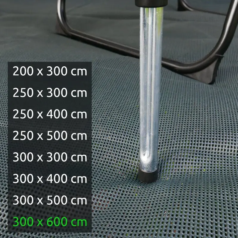 Tapis de sol your GEAR Outdoor Soft 300 x 600 cm, structure à mailles larges, perméable à l’air et à l’eau, utilisé sous un meuble de camping, différentes tailles affichées à gauche.