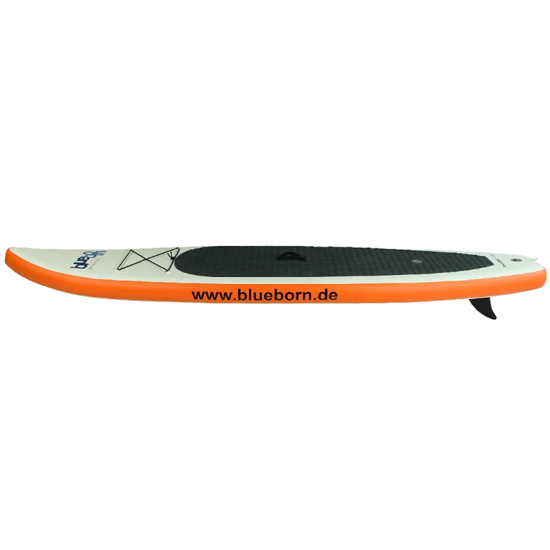 Planche de stand up paddle gonflable vue de côté, avec bord orange et surface antidérapante noire, inscription "www.blueborn.de" sur la tranche.