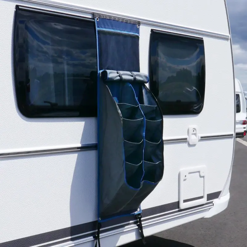 Organizer da appendere your GEAR per caravan, 10 scomparti per scarpe o accessori, chiusura con zip, tasca superiore in mesh, fissato all’esterno di una roulotte, ideale per campeggio e outdoor.