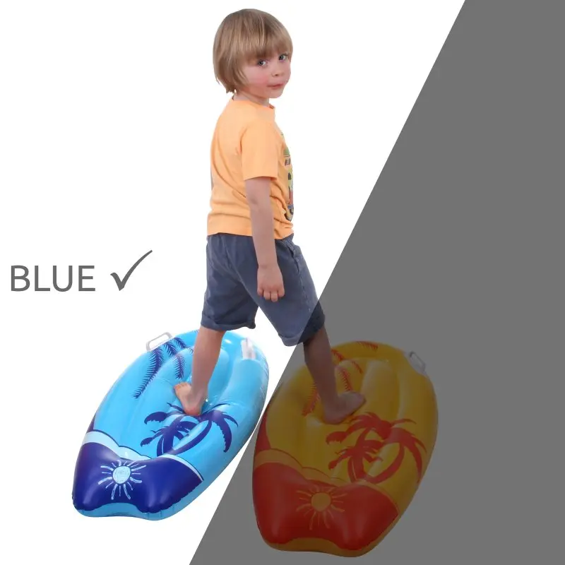 Enfant debout sur un wakeboard gonflable Jilong Kick-Board Blue Wave bleu, avec poignées ergonomiques et motif de plage palmier, idéal pour piscine ou plage, dimensions 95x45x15 cm.