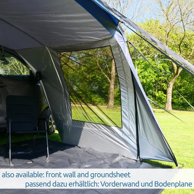 Auvent your GEAR Panarea 320 pour bus/camping-car, grande surface 320x230 cm, fenêtre latérale, bâche de sol, tissu gris imperméable, protection UV 50+, monté sur un van, vue sur l’intérieur et la nature.