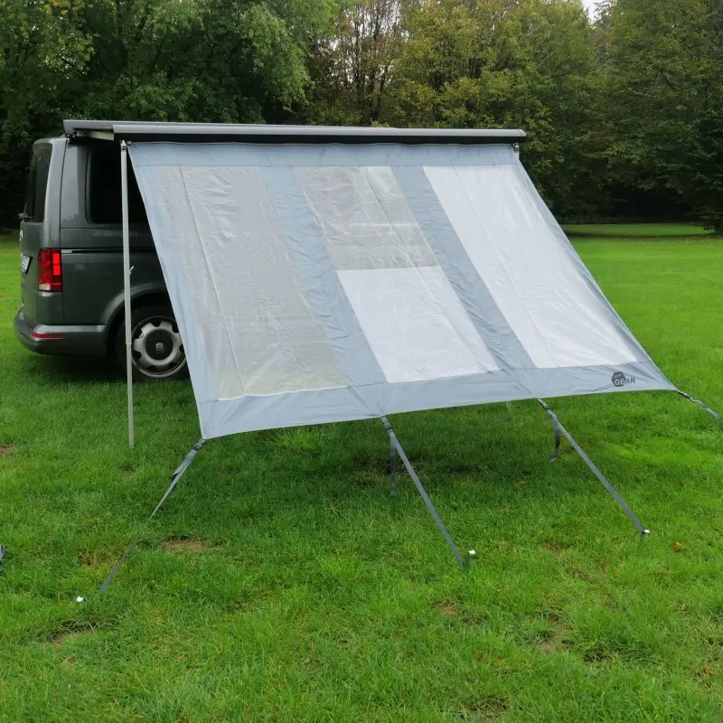 Panel frontal your GEAR Panorama Wall de 2,4 x 2 m para toldo, instalado en una furgoneta, color gris con ventanas transparentes, protege contra sol, viento y lluvia en exteriores. Ideal para camping.