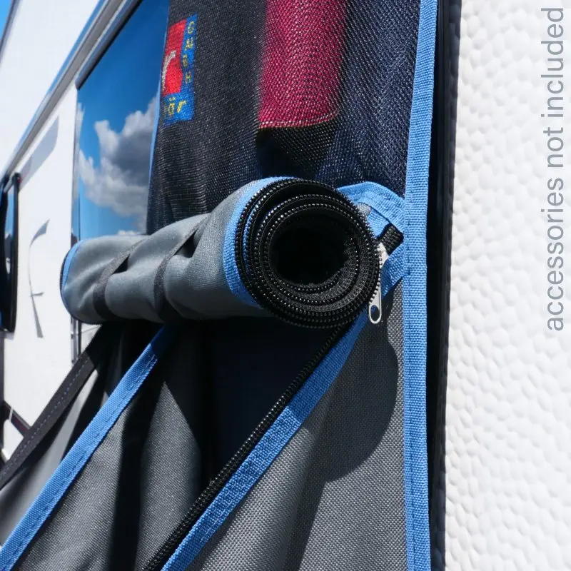 Organizer da appendere your GEAR per caravan, 10 scomparti, tessuto grigio con bordi blu, chiusura a zip, tasca in rete superiore, fissato a una parete esterna di camper. Accessori non inclusi.