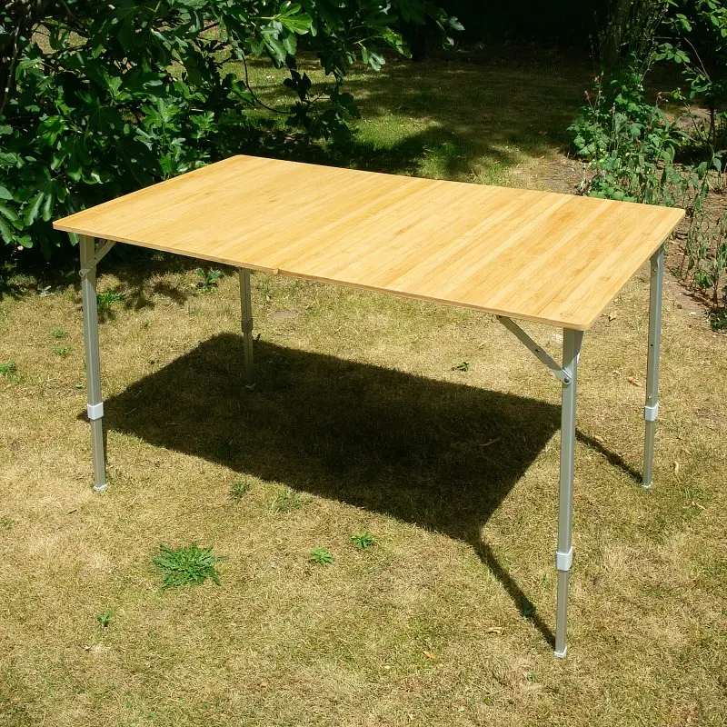 Tavolo da campeggio your GEAR Portofino XL in bambù naturale con gambe telescopiche regolabili in altezza, superficie rettangolare 120x70 cm, adatto per 6 persone, stabile e resistente per esterni.
