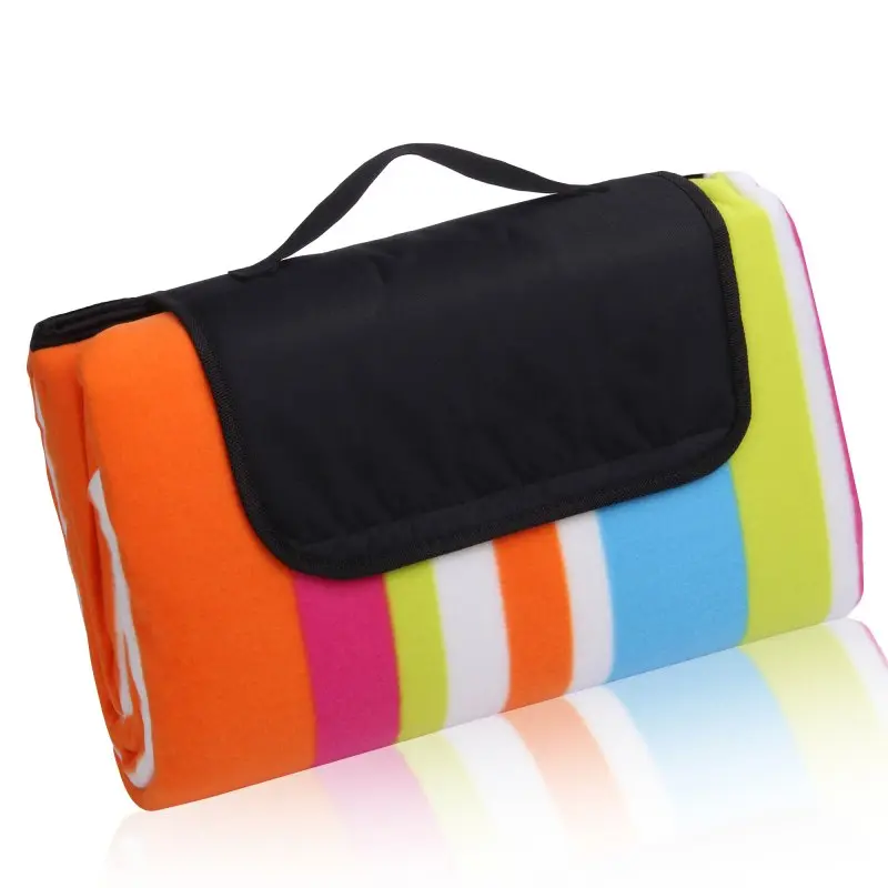 Manta de picnic yourGEAR Stripe XL 200x200 cm, plegada, con franjas de colores naranja, rosa, verde, azul y blanco, asa negra y superficie de forro polar; ideal para camping, playa y exteriores.