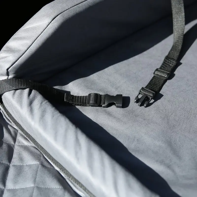 Gepolstertes your GEAR Termoli Hundebett für den Kofferraum, zeigt grauen Stoff, erhöhte Seitenwände und schwarze Gurtbänder mit Klickverschluss zur sicheren Befestigung im Auto, 100 x 70 cm.