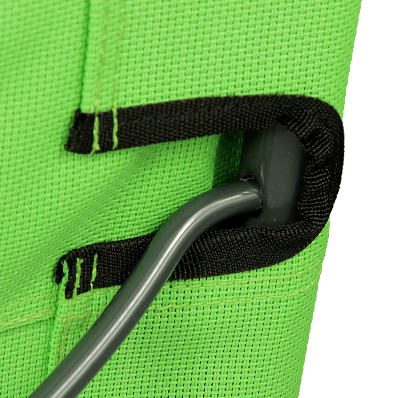 Close-up of the Fridani BCG XL green camping chair showing breathable green fabric, reinforced black seams, and sturdy grey metal frame for outdoor use. Ideal for beach, camping, and garden relaxation.