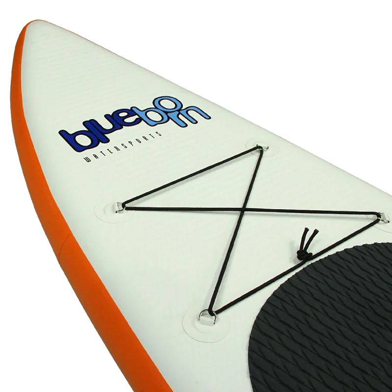 Pointe d’un paddle gonflable blanc et orange avec logo "blueborn", cordage élastique noir et surface antidérapante noire.