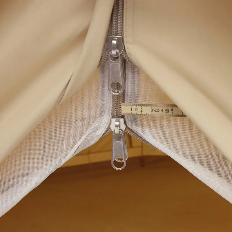 Nahaufnahme des your GEAR Zelt Desert 8 Pro Reißverschlusses am festen Boden mit Insektenschutz, Lineal zur Veranschaulichung der Größe, Baumwoll-Mischgewebe, Detailansicht Campingzelt Familienzelt.