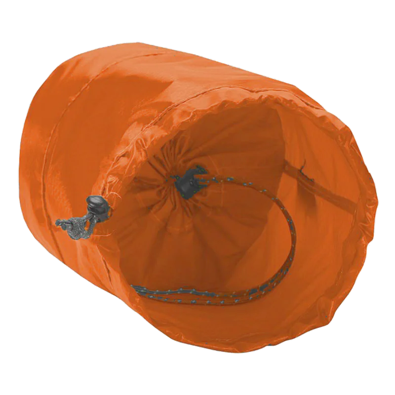 Bolsa organizadora Trekmates Stuff Bag 2L en color naranja, fabricada en nailon ligero y repelente al agua, con cierre de cordón ajustable en ambos extremos y diseño compacto para separar el equipaje.
