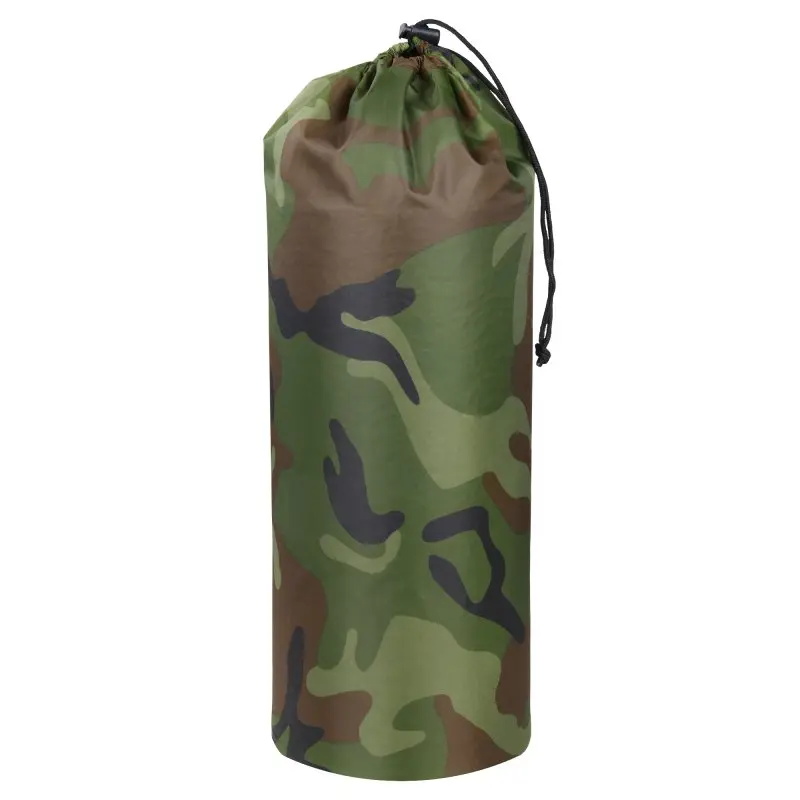 Tarp yourGEAR Bushcraft 3x3 en sac de transport, motif camouflage vert et marron, compact et robuste, idéal pour camping, randonnée, protection solaire et pluie, UV 50+, fermeture par cordon noir.