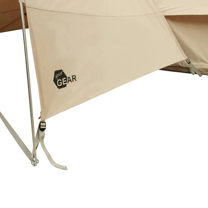 Dettaglio del telo beige del your GEAR Zelt Desert 8 Pro UV50+, tenda da campeggio familiare in misto cotone con logo visibile, struttura robusta e fissaggi metallici per il canopy/vordach.
