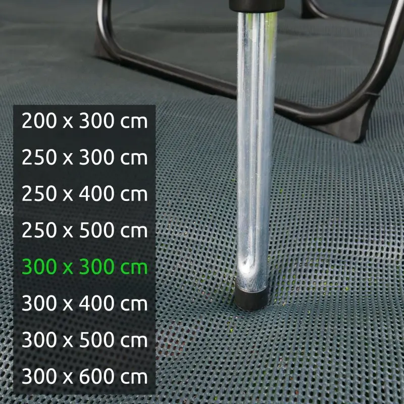 Alfombra exterior your GEAR 300 x 300 cm, tejido grueso y transpirable, mostrada bajo una pata de silla; imagen incluye lista de tamaños disponibles para el tapete de caravana y camping.