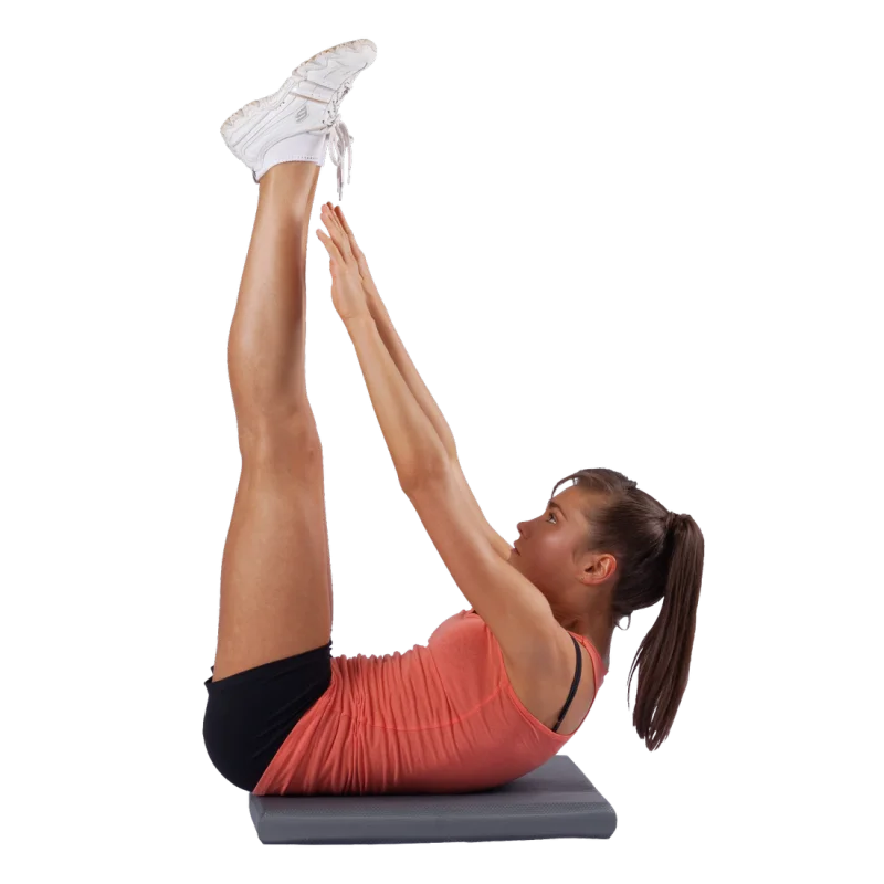Donna fa esercizio su Spirit Balance-Block XL, un cuscino balance trainer grigio 50x40x6 cm, ideale per yoga e fitness, progettato per migliorare l’equilibrio e la stabilità articolare.