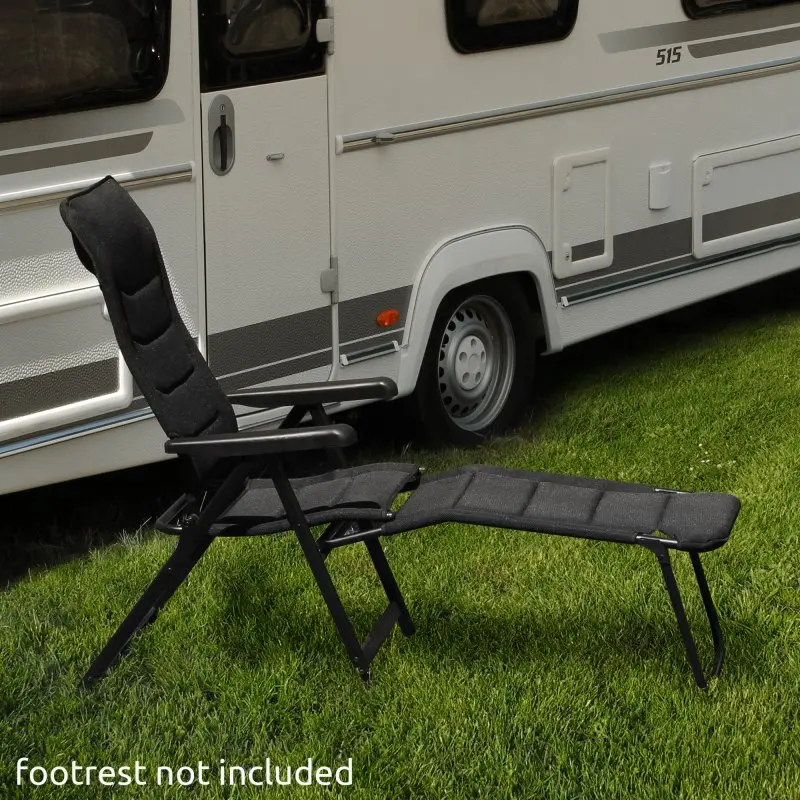your GEAR Hochlehner Sovana 3D XXL Gartenstuhl, schwarzer Klappstuhl mit 3D Mesh-Bezug, hoher Rückenlehne und Aluminiumrahmen, auf Rasen vor Wohnwagen; Fußablage nicht enthalten.