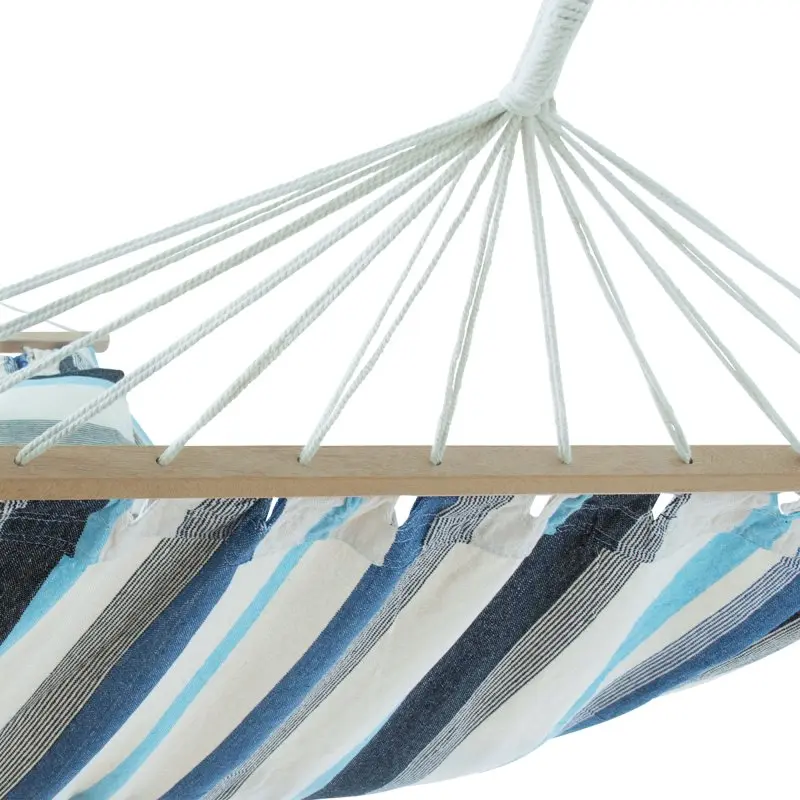 Hängematte yourGEAR Kauai Aqua aus Baumwolle, 240x160cm, gestreiftes Design in Blau und Weiß, stabile Holzstange, weiße Aufhängeseile, zwei Kissen sichtbar, für 2 Personen geeignet.