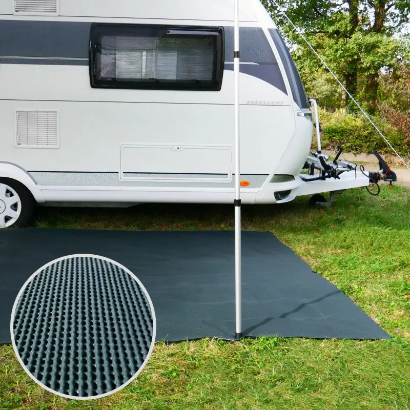Tapis de sol your GEAR Outdoor Soft 300 x 600 cm devant une caravane, structure à mailles ouvertes visible en gros plan, conçu pour l’extérieur, perméable à l’air et à l’eau, idéal pour auvent ou camping.