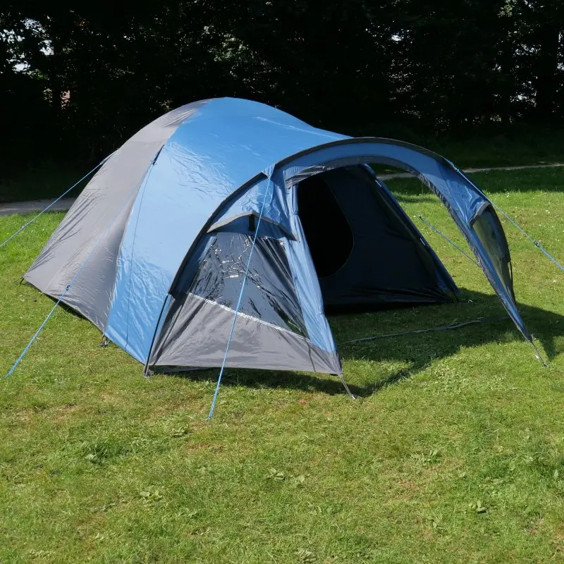 Blau-graues yourGEAR Kuppelzelt Posada 4 für 4 Personen mit großem Vorbau, zwei Eingängen, verschließbaren Fenstern und Belüftung, wasserdicht bis 3000 mm, aufgebaut auf einer Wiese.