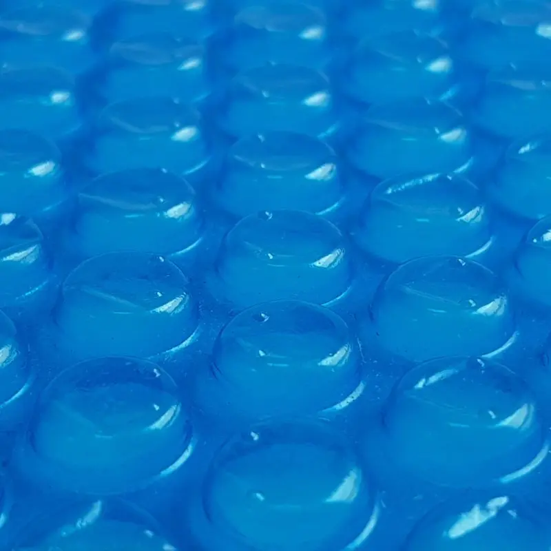 Primer plano de la superficie azul de la yourGEAR Solarplane SC-Ø-305, mostrando burbujas redondas características de la manta solar de 300 µm para calentar piscinas mediante energía solar.