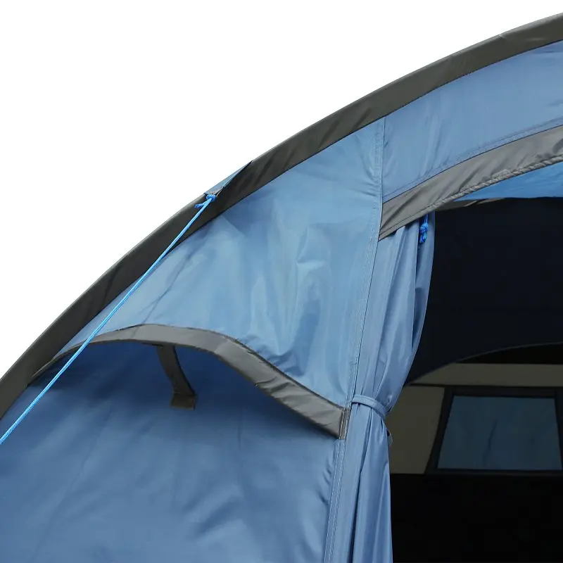 Détail de l’entrée latérale du your GEAR Cetona 5, tente dôme familiale bleue et grise pour 5 personnes, avec grande hauteur, tissu imperméable et grande ouverture pour ventilation.