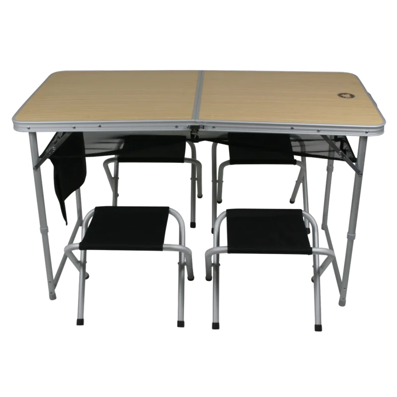 Table de camping pliable 10T pour 4 personnes, plateau effet bois, structure en aluminium, livré avec 4 tabourets noirs assortis, idéal pour pique-nique ou vacances en plein air, compact et portable.
