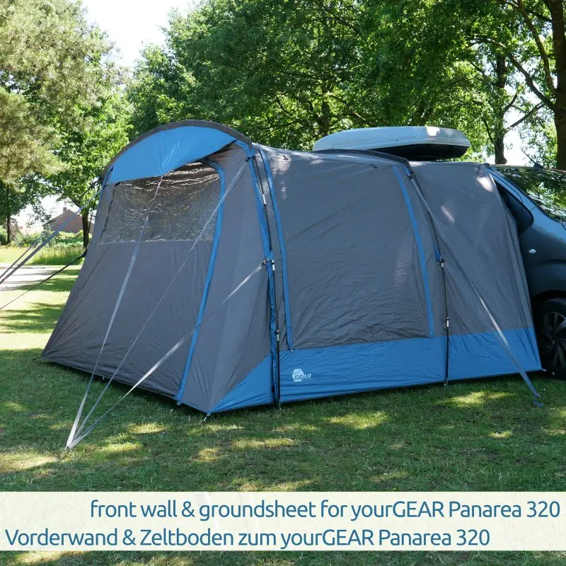 Busvorzelt yourGEAR Panarea 320 mit montierter Vorderwand, Fenster mit Abdeckung und Zeltbodenplane; Zelt aus grauem und blauem Polyester, seitlich an einem Van befestigt, auf einer Wiese aufgebaut.