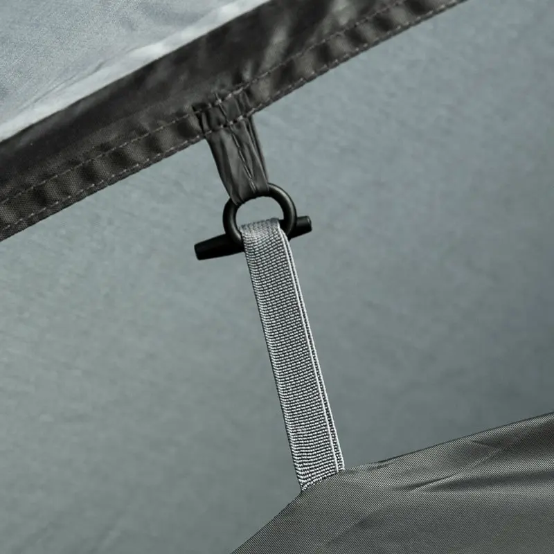 Détail de l’attache intérieure du your GEAR Monza tente dôme 4 personnes, montrant la sangle robuste et l’anneau de fixation pour montage rapide, tissu gris imperméable, couture renforcée.