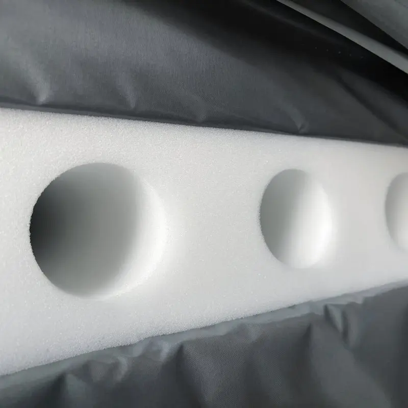 Detailansicht des Schaumstoffkerns der your GEAR ISO 3D selbstaufblasenden Isomatte, 10 cm dick, mit großen Luftkanälen und grauem Bezug, ideal für isolierenden Schlafkomfort beim Camping.
